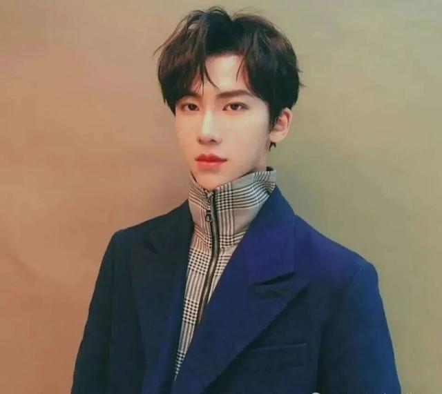 26岁男星自曝已被富婆控制了6年	，富婆竟让他去结扎，太炸裂了！