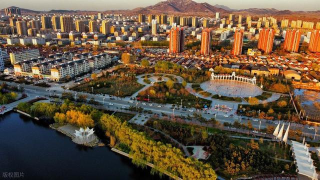 山东面积最大的县级市，相当于3个香港，比6个北京朝阳区还大
