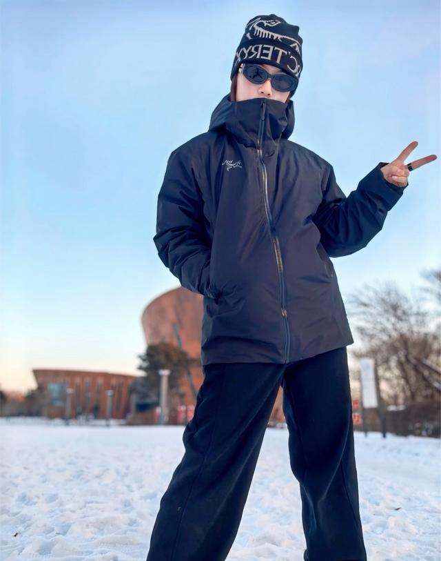 月薪2万舍不得买的羽绒服，为啥被年轻人买爆了？真相扎心