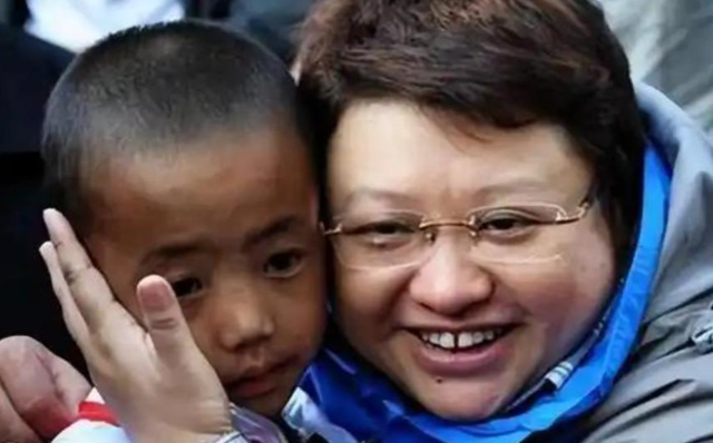 贪污上亿、假慈善？被实名举报的韩红，如今连坐椅子都成了“错”
