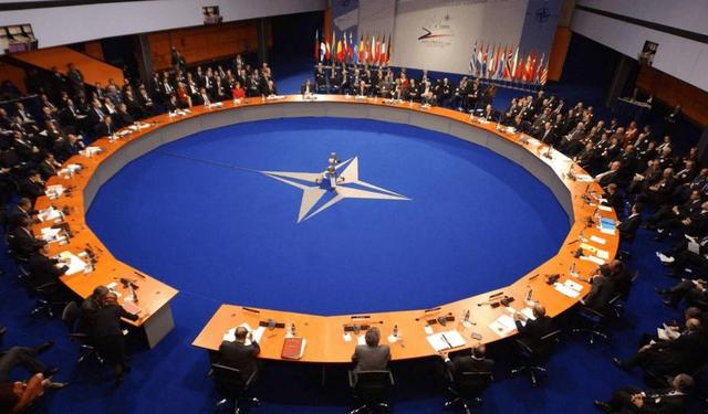 美国没想到	，俄罗斯先下手为强，凌晨不宣而战，炸死8名英美军官