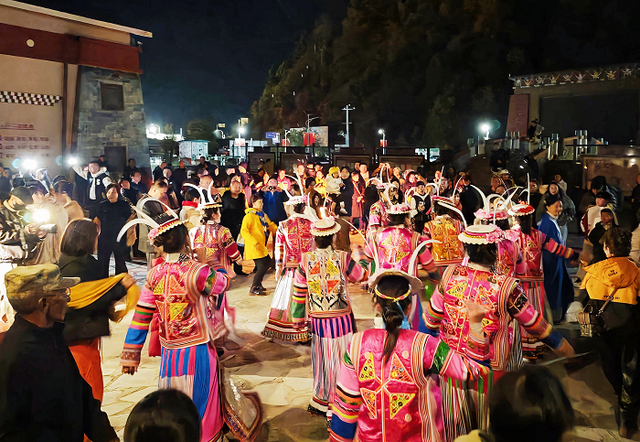 绵阳平武：绝美彩林迎客流高峰 “快旅慢游”成自驾热潮