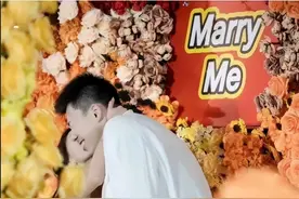 幸福!张镇麟携新婚妻子新疆度蜜月,赛里木湖露营搂着娇妻拍恩爱照图片