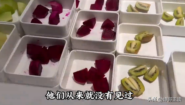 继印度游客在庐山搓澡后，他们又盯上了东北澡堂，网友大呼天塌了