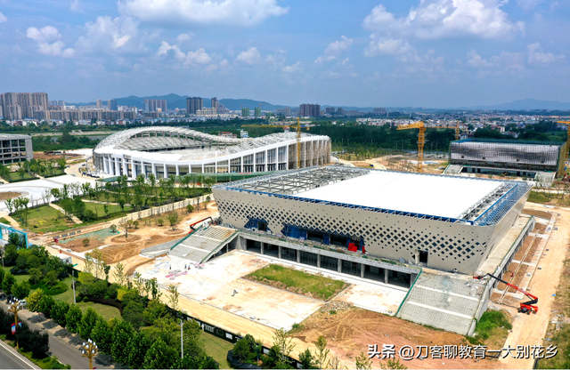 魅力麻城：位于城东滨河新区的麻城市文体中心新貌