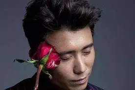 李乃文多年不温不火，48岁结婚后，与妻子恩爱有加图片