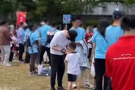 冯绍峰携儿子参加校运会，5岁想想暴风抽高，正脸曝光太像赵丽颖图片
