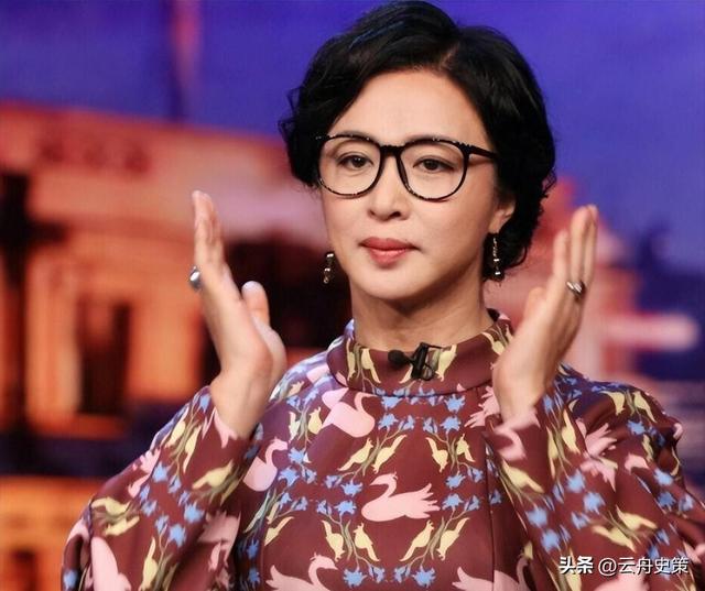 面相变了！逃到国外半年多，58岁金星近照曝光，早年风光已然不再