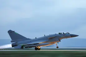 我就是修飞机的机务兵、一种值得最让我敬仰的军人生活。图片