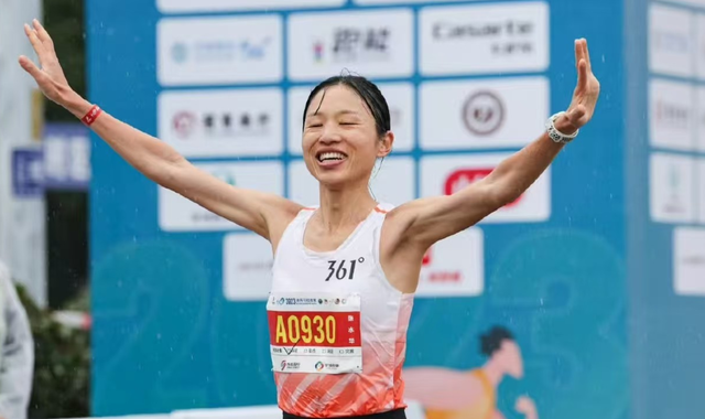 违规风波还没结束，辞退传闻再起，但最快女护士身上始终有件对事