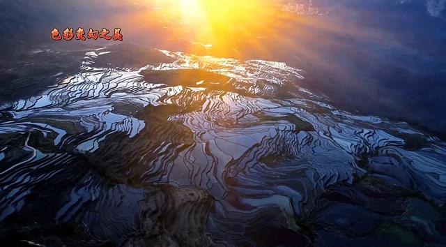 红河州哈尼梯田是高山中奇迹的景观，足以震撼人心