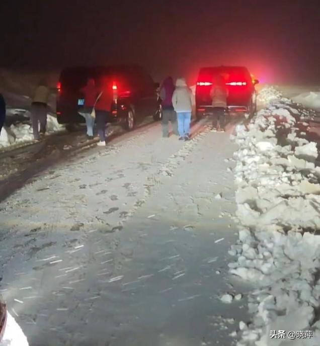 新疆突降暴雪 上百辆车被困
