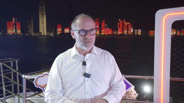 外籍嘉宾夜游浮山湾点赞青岛：魅力之城值得世界探访