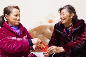 父亲走了，继母搬去她儿家住，去拜年给她6000，她儿的话让我感动图片