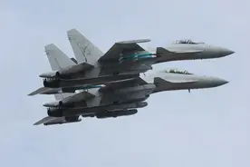 比E/A18G更强，拥有较强对空对地打击能力，歼15D电战机亮相珠海图片