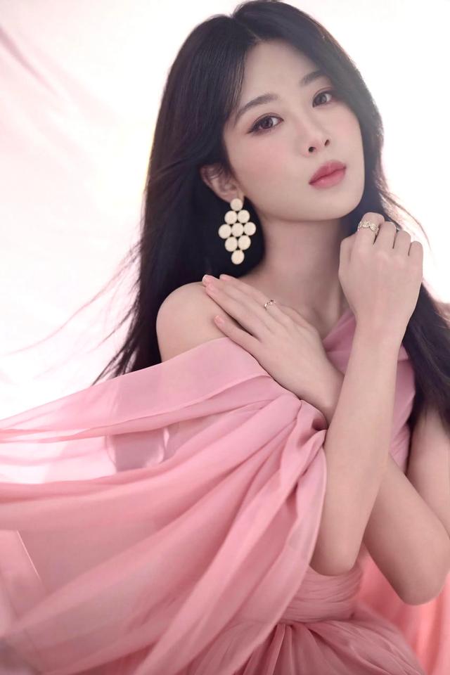 杨紫绝美写真，一席粉色抹胸裙，甜美性感！
