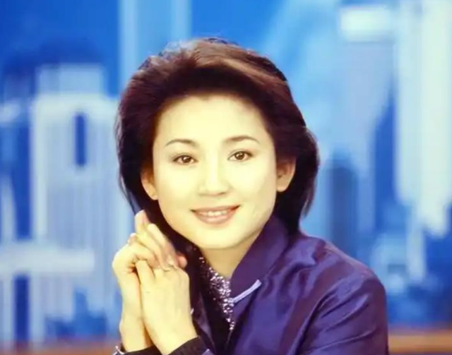 曾为著名央视主持人的王小丫，两次婚姻均未怀孕，如今成普通大妈