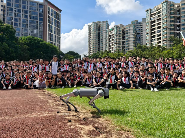 AI、具身机器人、醒狮、服装秀......佛山开学季硬核亮点纷呈！
