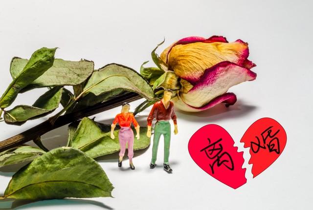 我教村花学开拖拉机，拖拉机一颠一颠，她的身子也一晃一晃