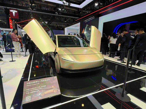 速看！中国石化AI人形机器人首次亮相2025进博会！