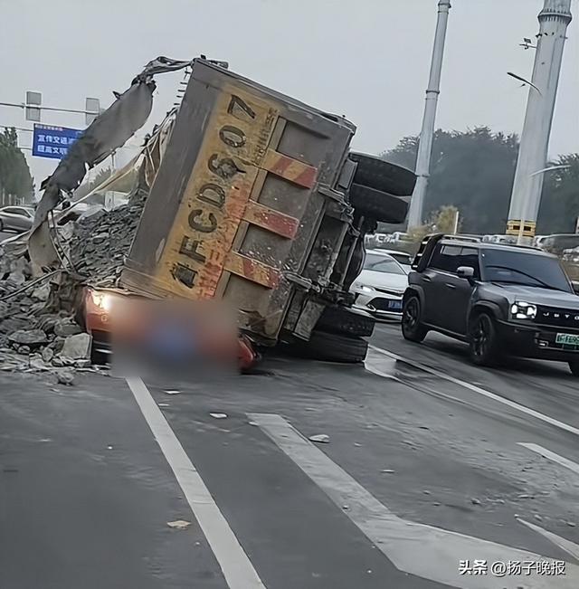 烟台一渣土车侧翻压死女老师，遇难者家属讲述： 很多学生来悼念	，肇事车经改装严重超载