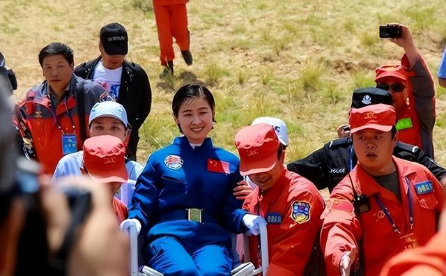 中国首位女航天员，为何回到地面后“销声匿迹”，现在怎么样了？