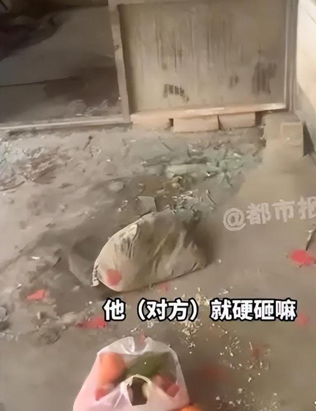 狗咬人反杀案争议后续，面对砸窗破锁多人入侵	，如何界定正当防卫