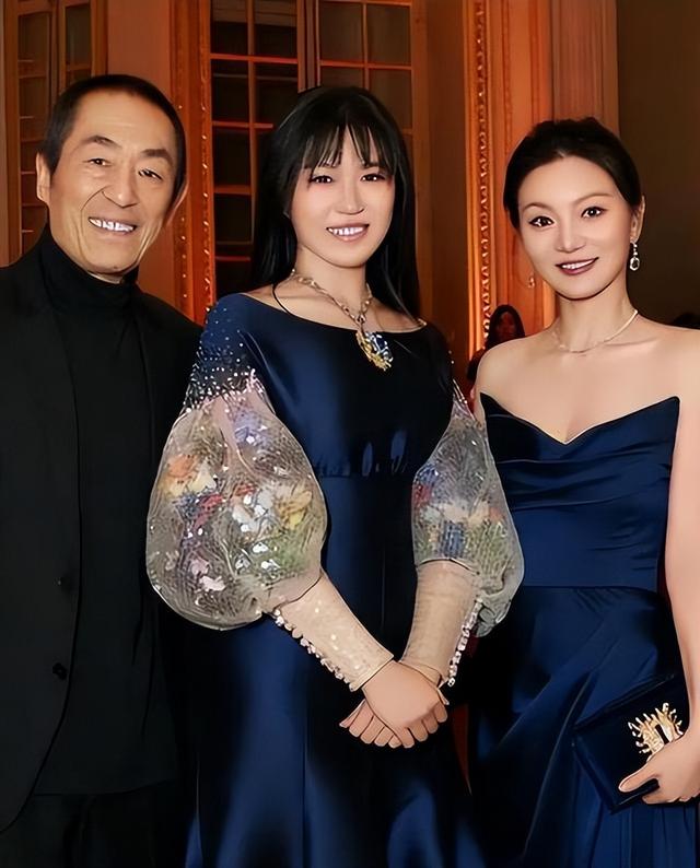 恩爱25年，75岁的张艺谋已老态尽显，比他小31岁的陈婷仍如花似玉