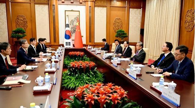 中方确认出席朝鲜80周年庆，不到24小时，王毅接到韩国外长电话