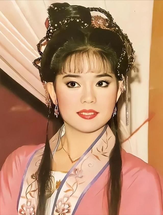 被畸形母爱毁掉的星二代：母乳12年，同床15年，荒唐的事还在后面