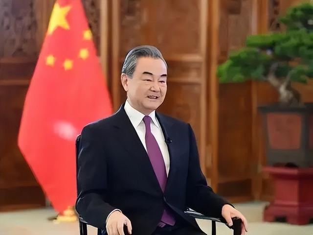“外交男神”王毅年轻旧照，与妻子罕见同框，岳父曾是周总理秘书