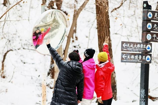 千山冰雪盛景 游客纷至沓来