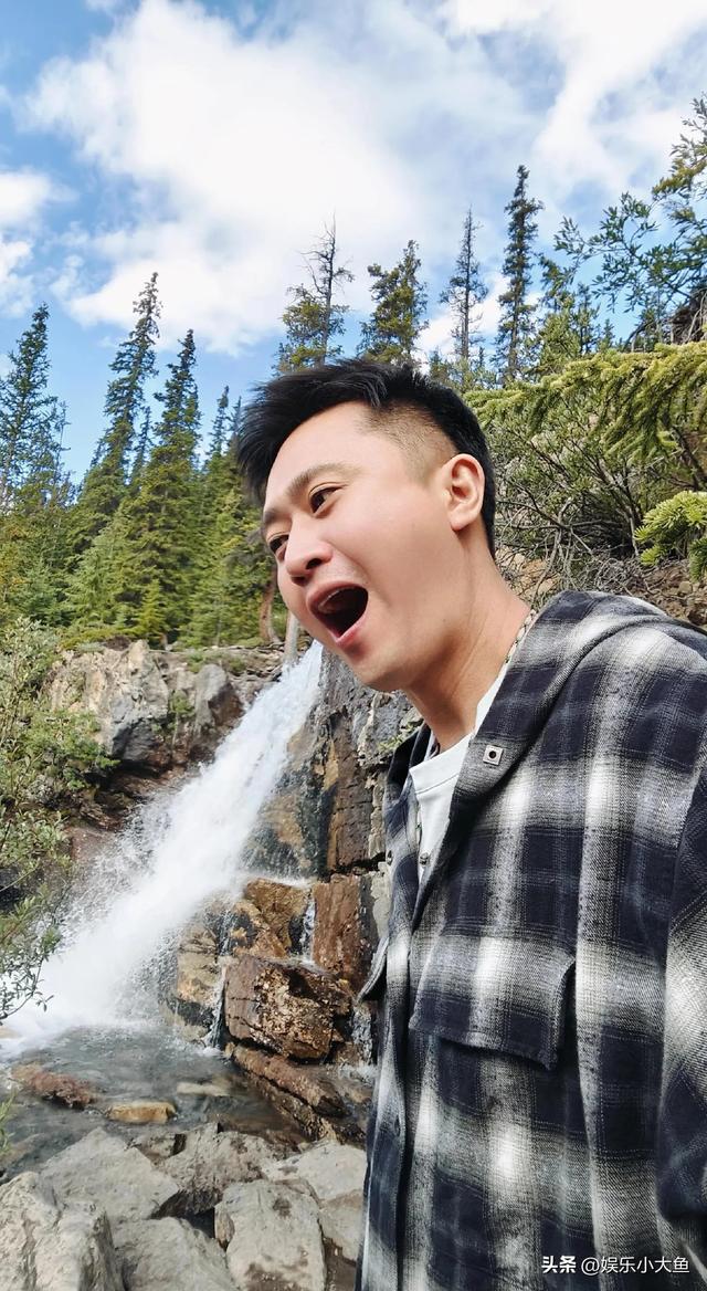 主持人杨帆一家在加拿大旅行，俩女儿一个像爸一个像妈，好幸福
