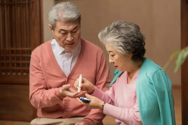 吃饭八分饱被推翻了？医生：过了55岁，吃饭尽量要做到这7点