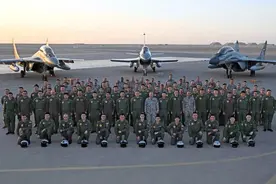 中国空军飞越6000公里亮剑中东，把美航母的“囧样”看了个遍图片