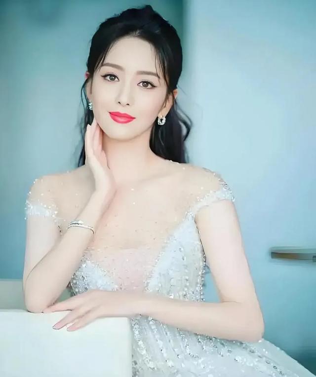 【电影】《轻于鸿毛》双女主公路行，荒诞解房产结，情路和解蜕变