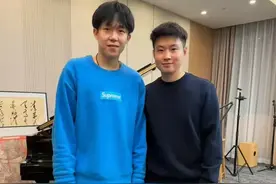 5月6日王楚钦好朋友赵心童拿到了世锦赛冠军！邀女友一起上台领奖图片