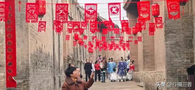 汉服古韵迎佳节 别样三八绽芳华——万荣李家大院妇女节人气火爆