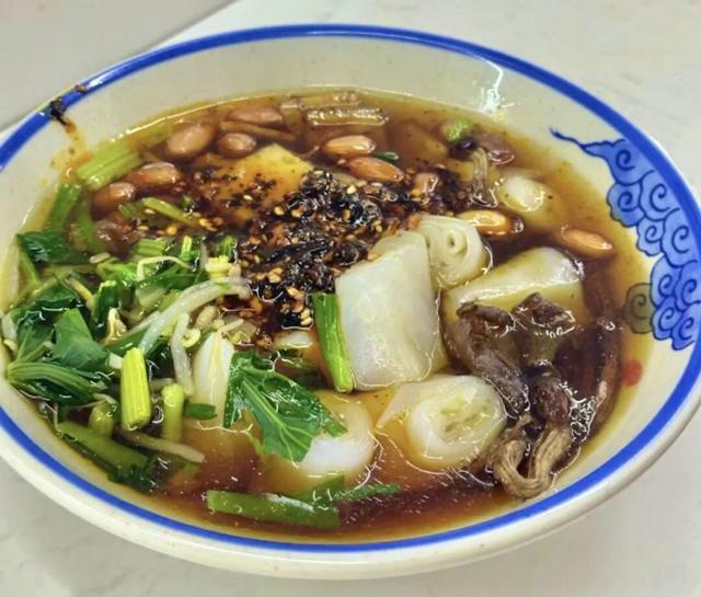 不输昆明！高铁可达20℃暖冬小城，泡温泉晒太阳水果随吃！人少物价低，6元就嗦粉！