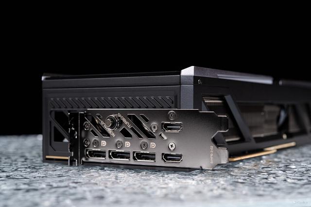 iGame RTX 5090 D v2火神显卡评测：凌厉方正硬汉！性能依旧能打！