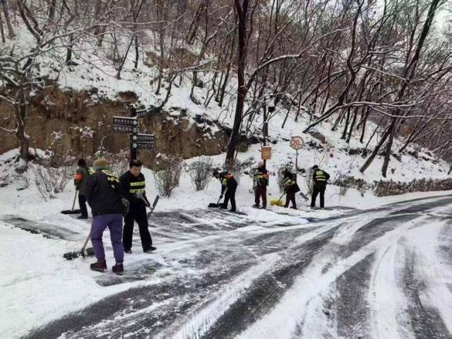 边下边清！千山风景名胜区连夜除雪保民生