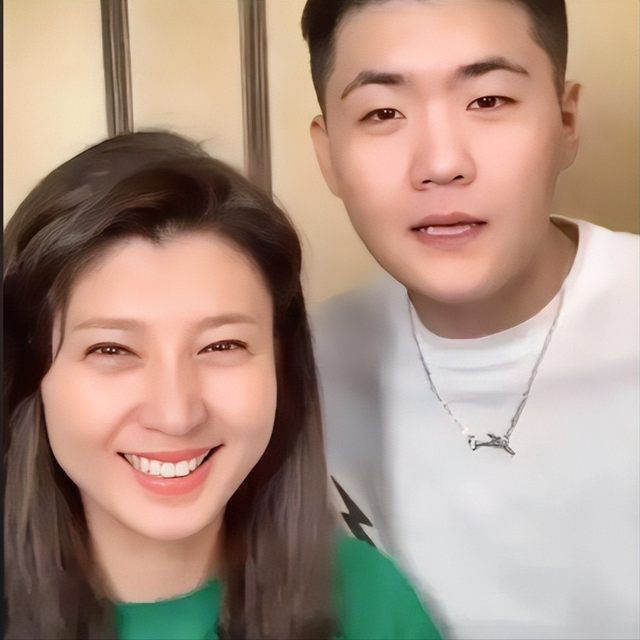 道歉不到24小时	，闫学晶再迎三大噩耗，她儿子可能30万都赚不到了