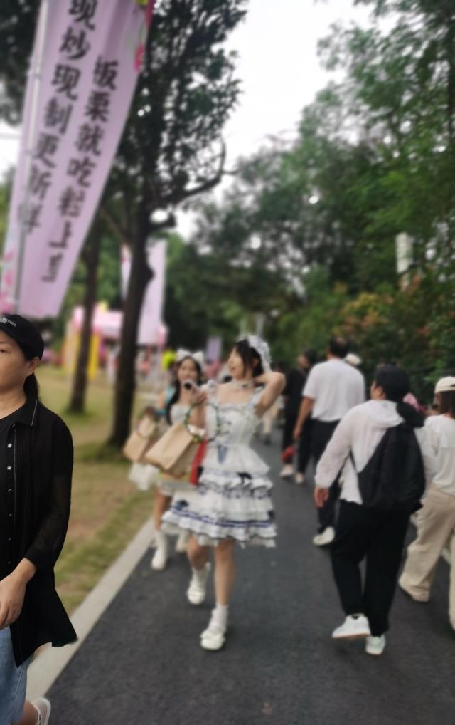 花漫鹏城，墟声鼎沸：2025深圳勒杜鹃赏花周首日走笔