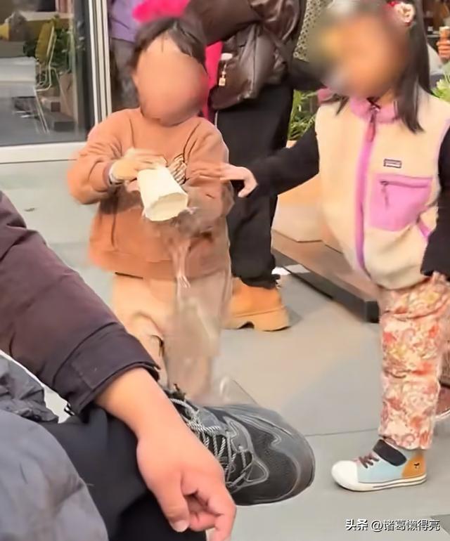 小女孩打翻水杯后续！妈妈冷漠拒道歉，近照曝光，网友：天生坏种