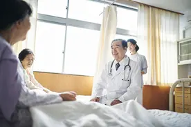泡脚对老人和痴呆症患者有益处么？有哪些泡脚注意事项图片