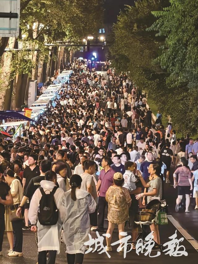 周末两个晚上,长春新民大街人山人海!数十万市民游客在这里→