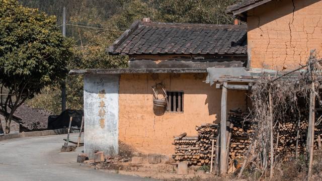 帅气的体育老师，把我叫到器材室，手把手教我“特殊”动作