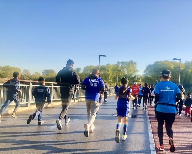 天凉跑步不改3件事	，当心心血管报警！中老年跑友务必重视	。