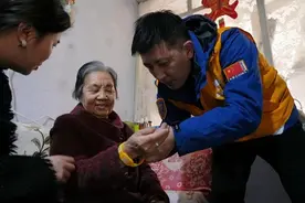 新华区华油社区：为老人发“黄手环”图片