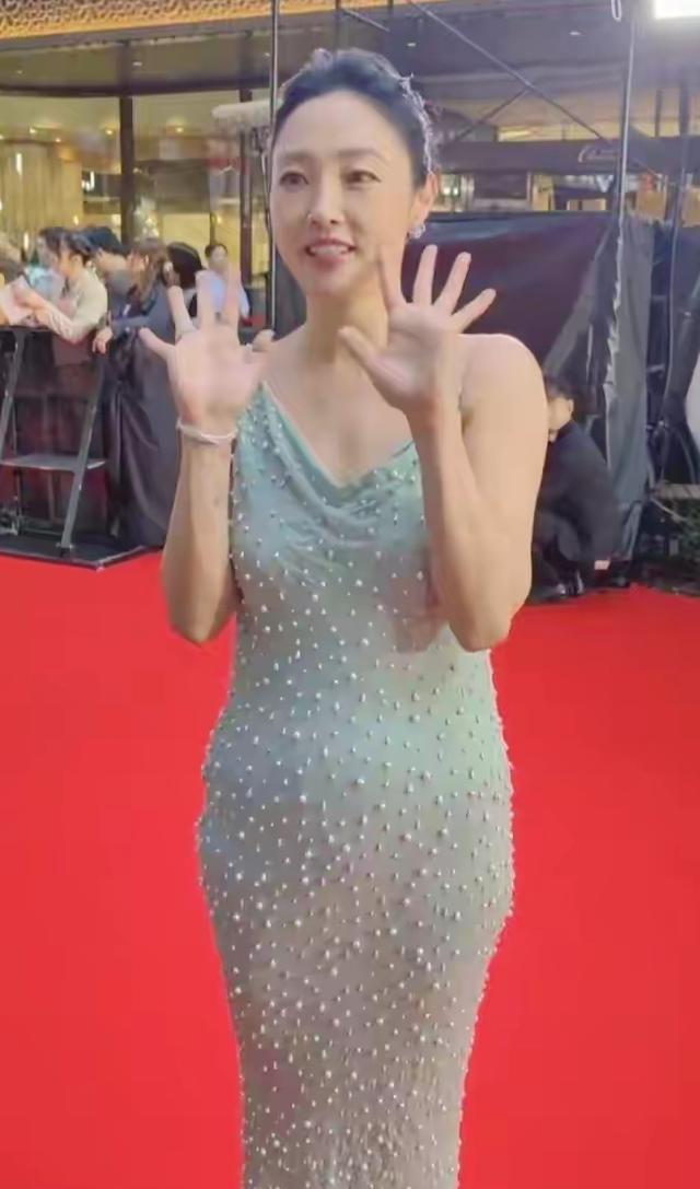 41岁白百何现身东京，她的下跨变得好大啊，脸也胖了，变化真大